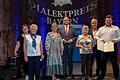 Eine Abordnung aus Erlabrunn nahm in der Allerheiligen-Hofkirche der Residenz in München den Bayerischen Dialektpreis 2024 entgegen (von links): Doris Wolf-Appel, Helga Kempf, Susanne Busch, Heimat- und Finanzminister Albert Füracker, Gerlinde Eckert, Bürgermeister Thomas Benkert und stellvertretender Bürgermeister Jürgen Ködel.