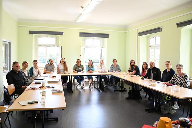 Das Foto zeigt Frank Stenger (Fallmanager Jobcenter), Eva Kelly (BRK, Tageszentrum Gesundheit), Anna Mauder (Caritas, ASBD), Ismael Poblete &amp; Nele Hallemann (Caritas: Flucht&amp;Migration), Annette Grüttner (BRK, Beratungsstelle f. seelische u. soziale Gesundheit), Katrin Anger (Caritas, ASBD), Petra Hösch (Diakonie, KASA), Birgit Brückner (Sozialdienst kath. Frauen), Tim Pfeuffer &amp; Christina Flurschütz (Caritas, Dach überm Kopf), Fritz Zeltner (Erziehungsberatung), Ella Kiefel und Elisabeth Schmitt (Diakonie).
