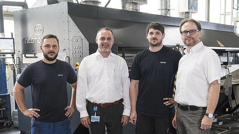 Durch die neue Anlagentechnik wird die Haßfurter Produktion von Metallfittings zu einer der modernsten in Europa. Darüber freuen sich (von links) Mitarbeiter Alexander Körpert, Guido Scharch, der Personalleiter Deutschland, Mitarbeiter Sascha Albert und der Leiter des Haßfurter Werks, Stefan Endres.