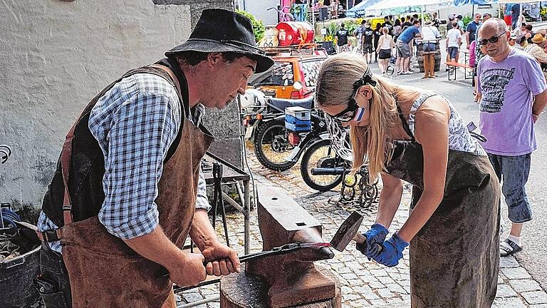 Eine Schmiede war aufgebaut, wo interessierte Besucher glühendes Eisen zu Hufeisen formen durften. Eine Schmiede war aufgebaut, wo interessierte Besucher glühendes Eisen zu Hufeisen formen durften.