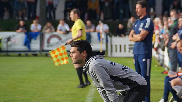 Victor Kleinhenz (vorne), der Trainer des TSV Aubstadt, und sein Unterhachinger Kollege Sandro Wagner (hinten) sahen ihr Glas nach dem Spiel halbvoll.