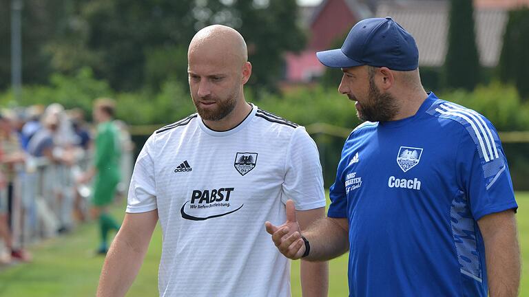 Machte seinen Trainer Stefan Riegler (rechts) glücklich: Mirza Mekic (links, TSV Gochsheim) traf zum siegbringenden 1:0 gegen Unterpleichfeld. Machte seinen Trainer Stefan Riegler (rechts) glücklich: Mirza Mekic (links, TSV Gochsheim) traf zum siegbringenden 1:0 gegen Unterpleichfeld.