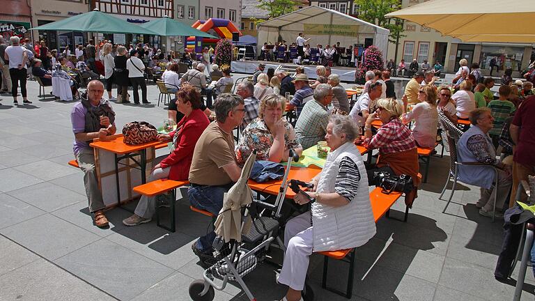 Wenn Mellrichstadt zum Stadtfest einlädt, lässt man sich gerne nieder, wie hier direkt am Marktplatz.