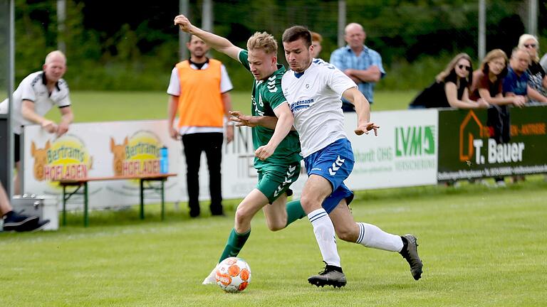 André Zimmermann (rechts) von der SG Stadtlauringen/Ballingshausen drängt den Großbardorfer Philipp Aumüller ab. Insgesamt konnte die SG aber wenig Paroli bieten, verlor mit 0:6.