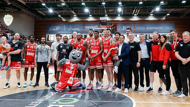 Die Würzburg Baskets nach ihrem letzten Spiel gegen Bayern München. Trotz der Niederlage können die Baskets auf eine sehr erfolgreiche Saison zurückblicken.