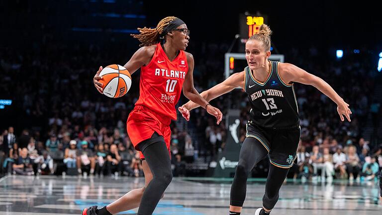 Leonie Fiebich (r)       -  Leonie Fiebich (r) könnte gleich in ihrer ersten Saison den Titel holen.