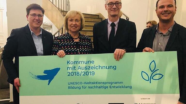 Unter dem Motto &bdquo;Ausgezeichnet!&ldquo; wurde der Markt Oberelsbach von der Deutschen Unesco-Kommission im Rahmen des Weltaktionsprogramms Bildung für nachhaltige Entwicklung geehrt. Das Bild zeigt (von links): Bürgermeisterin Birgit Erb, die Präsidentin der Deutschen Unesco-Kommission, Maria Böhmer, Staatssekretär Christian Luft sowie den Geschäftsführer der Umweltbildungsstätte, Bernd Fischer. Bildrechte: Gemeinde Oberelsbach