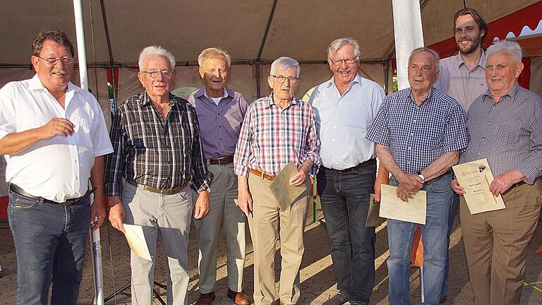 Mindestens 60 Jahre gehören diese Mitglieder dem SV Neuschleichach an und haben sich für den Verein engagiert.