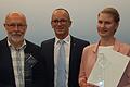 Franz Lenhardt (BLSV-Bezirks-Ehrenamtlicher Unterfranken, links), BLSV-Bezirksvorsitzender Günther Jackl und Lisa Heil (Kategorie BLSV-Ehrenamtspreis  Jugend) bei der Verleihung des Ehrenamtspreises in München.