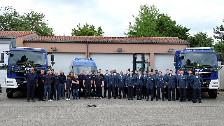 Die Helferinnen und Helfer des THW Karlstadt freuen sich über ihre neuen Fahrzeuge, welche im Anschluss an die Jahreshauptversammlung unter Gottes Segen gestellt wurden.&nbsp;