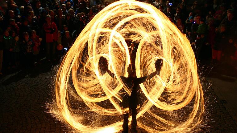 Keine Erlebnisnacht ohne Feuershow: Die Artisten sorgen mit ihren Fackelkünsten für echte Hingucker.