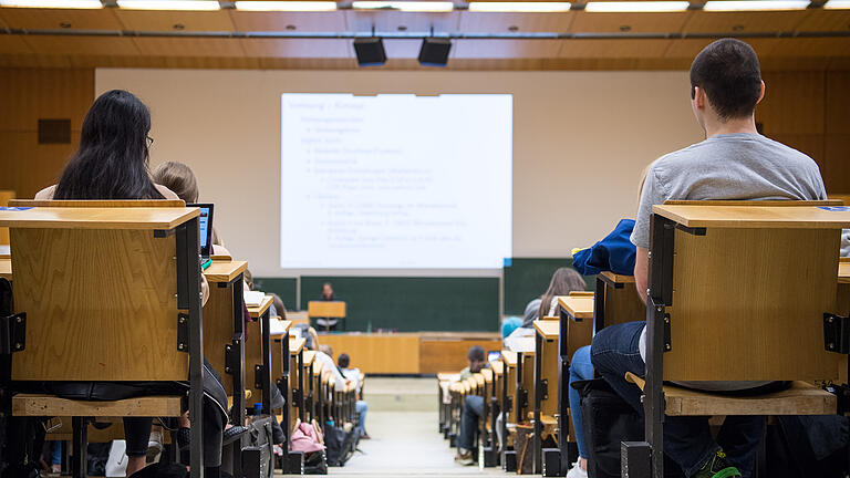 Deutschlandstipendium Studieren Hochschule.jpeg       -  Studieren kann teuer werden. Doch es gibt Fördermöglichkeiten, wie beispielsweise das Deutschlandstipendium.