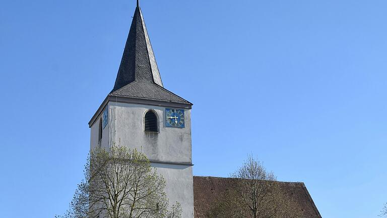 Weithin sichtbar ist die Uhr am Kirchturm der Oberickelsheimer Kirche. Die ist derzeit defekt. Die Gemeinde beteiligt sich zur Hälfte an den Reparaturkosten.