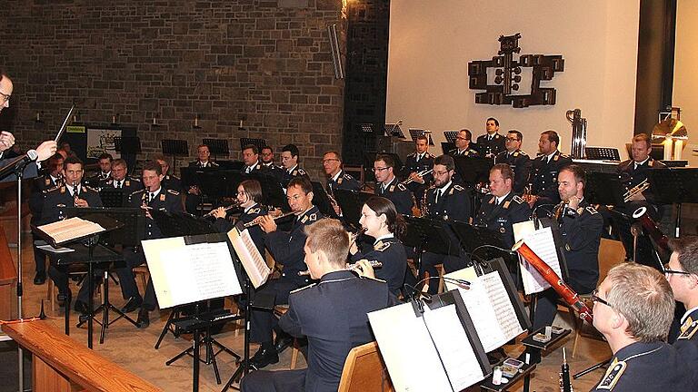 Das Luftwaffenmusikkorps Erfurt stimmte unter Leitung von Oberst Burkard Zenglein mit bravouröser Leistung in den Advent ein.