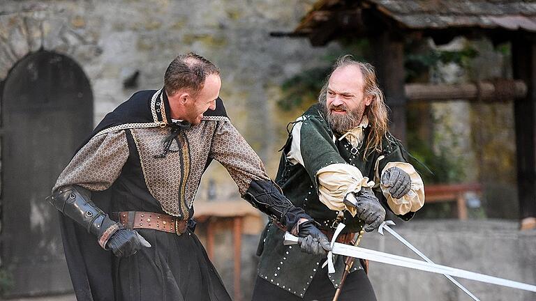 Packende Kampfszenen machen aus den Giebelstadter Geyer-Festspielen ein packendes Spektakel. Im Bild ficht Florian Geyer, gespielt von Christian Grimm (rechts) mit seinem Widersacher Wilhelm von Grumbach, gespielt von Stefan Ebert.