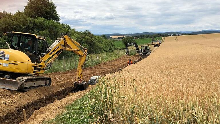 Feine Gräben in der Flur: Hier werden die Leitungen verlegt, um den Mellrichstädter Stadtteil Mühlfeld an den Wasserzweckverband Mellrichstädter Gruppe anzuschließen.