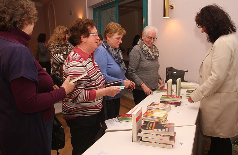 Großes Interesse herrschte an den Büchern von Pfarrer Christoph Kreitmeir.