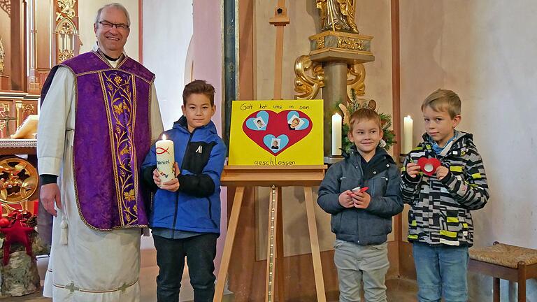 Bei der Vorstellung der Erstkommunionkinder in Rupprechtshausen (von links): Pfarrer Helmut Rügamer, Daniel Pak, Ben Hartmann und Ferdinand Kuther.