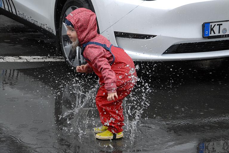 Während die Besucherinnen und Besucher mit dem Regenwetter haderten, hatte dieser Knirps seinen Spaß in den Pfützen.