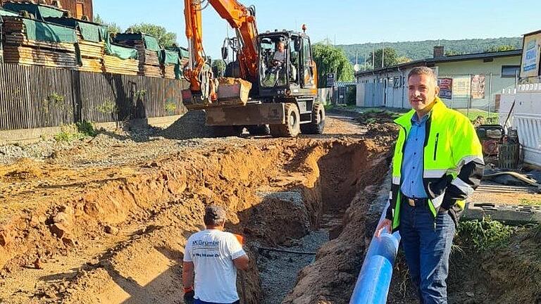 Im Zuge des Baus der Ortsumgehung wird eine&nbsp;neue Wasserleitung in der Marktheidenfelder Straße durch die Gemeinde verlegt.