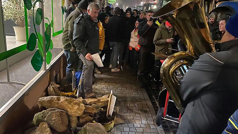 Umstrittene Protestaktion: Vor dem Wahlkreis-Büro der Bundestagsabgeordneten Manuela Rottmann legten Bäuerinnen und Bauern am Montagabend Steine nieder. Umstrittene Protestaktion: Vor dem Wahlkreis-Büro der Bundestagsabgeordneten Manuela Rottmann legten Bäuerinnen und Bauern am Montagabend Steine nieder.