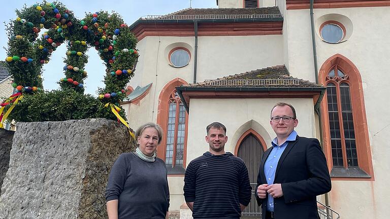 An Ostermontag findet in Thüngen ein Schleppergottesdienst statt. Im Organisationsteam sind (von links) Landwirtin Regina Faulhaber, Landwirt Patrick Druschel und Pfarrer Tilman Schneider.