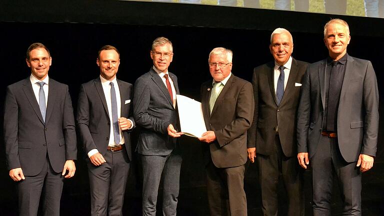 Der Karsbacher Bürgermeister Martin Göbel (Mitte rechts) wurde nach 25 Jahren Tätigkeit im Aufsichtsrat der Raiffeisenbank verabschiedet. Es gratulierten (von links) Thomas Rauch (Generalbevollmächtigter), Moritz Menzel (Vorsitzender des Aufsichtsrats), Wolfgang Spiegel (Genossenschaftsverband), Manfred Heuer und Andreas Fella (Vorstände).