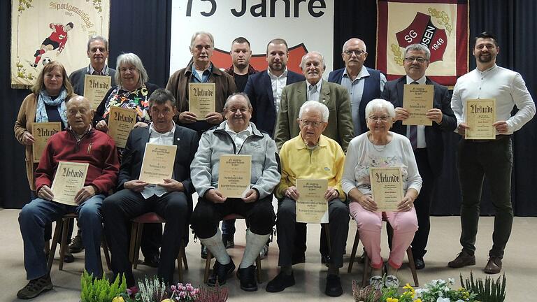 Die Geehrten des SG Hausen: Helga Nöth (von links stehend), Joachim Zehe, Gertraud Möldner, Ernst Reichert, dritter Vorsitzender Marco Sobotta, Bürgermeister Stefan Rottmann, Kurt Vogel (BLSV), Kreisvorsitzender BFV Gottfried Bindrim, Jürgen Lindner und Vorsitzender David Lindner. Vorne sitzend Reinhold Bauer (von links), Gerhard May, Elmar Weißenberger, Albrecht Volk und Maria Wehner