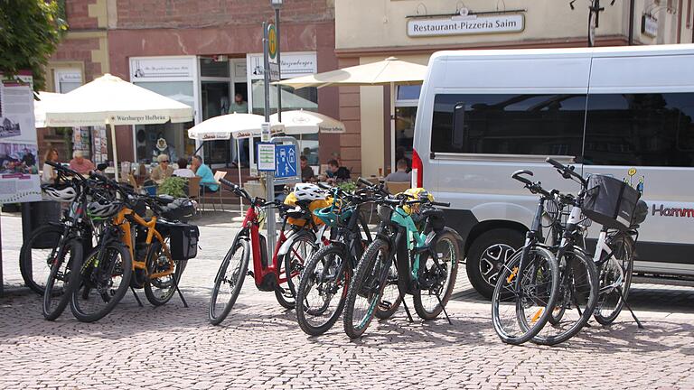 Bei gutem Wetter steht der Hammelburger Marktplatz voller Fahrräder.       -  Bei gutem Wetter steht der Hammelburger Marktplatz voller Fahrräder.