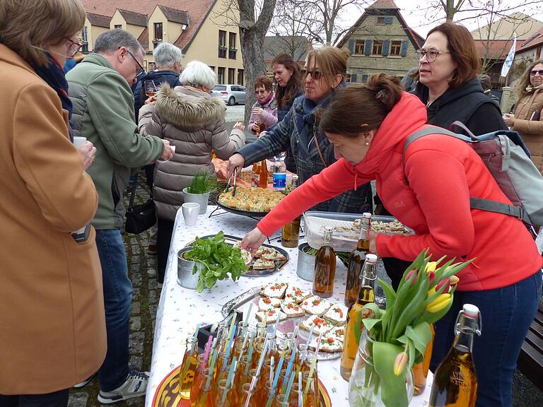 Das Kräuterdorf Schwebheim präsentierte Bärlauch, Pfefferminze, Schnittlauch und andere Kräuter phantsievoll verarbeitet. Das Kräuterdorf Schwebheim präsentierte Bärlauch, Pfefferminze, Schnittlauch und andere Kräuter phantsievoll verarbeitet.