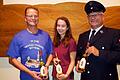 Gastgeschenk: Rainer Förster (links), Vorsitzender der Freiwilligen Feuerwehr Roßbrunn, bei der Präsentation der Schnapsidee zum Jubiläumsfest, einem 43-prozentigen Schnaps, durch Ehrendame Melanie Fuchs und Brauer Volker Horn.