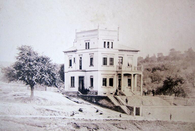 Ein Foto der Villa Sofia (heute Sendelbacher Straße 3), aufgenommen sehr wahrscheinlich kurz nach der Fertigstellung 1876. Ein Foto der Villa Sofia (heute Sendelbacher Straße 3), aufgenommen sehr wahrscheinlich kurz nach der Fertigstellung 1876. 