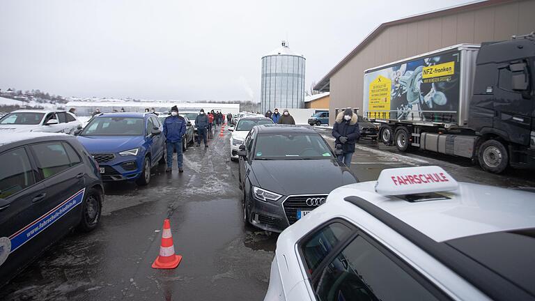 Fahrschulen machen mit einer Demo auf dem Wöllrieder Hof in Rottendorf auf die Dringlichkeit ihrer Probleme während des Lockdowns aufmerksam.