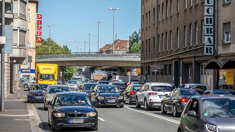 Alltägliches Bild: dichter Verkehr am Europastern.