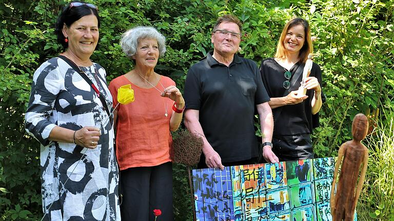 Im idyllischen Garten der Familie Beck-Schwerd in Veitshöchheim zog die Open-Air-Galerie 'im gARTen' mit den Ausstellern (von links) Katharina Schwerd&nbsp; Marie-Lise Forbach-Gasser, Hans-Joachim Hummel und Antje Friederich an die 200 Besucher in ihren Bann.