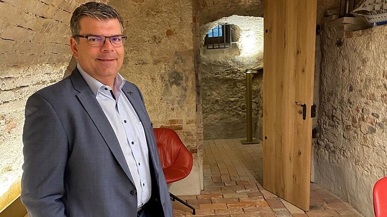 Thomas Bichlmayer ist Geschäftsführer der Schlossinternat Bad Neustadt Projektbau GmbH, der neuen Eigentümerin von Schloss Löwenhain in Lebenhan.