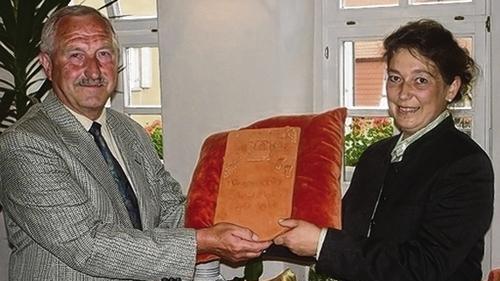 Nach seiner Ernennung zum Altbürgermeister überreichte die neue Wiesenbronner Ortschefin Doris Paul ihrem Vorgänger Gerhard Müller einen Feierabendziegel. Nach seiner Ernennung zum Altbürgermeister überreichte die neue Wiesenbronner Ortschefin Doris Paul ihrem Vorgänger Gerhard Müller einen Feierabendziegel.
