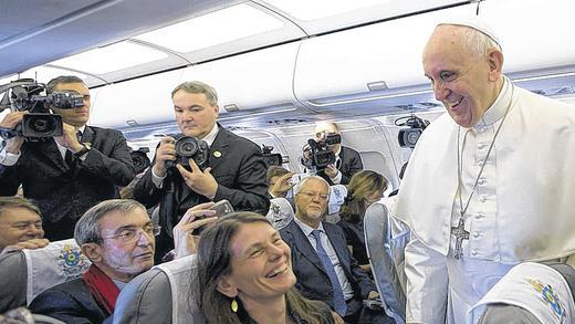 Pressekonferenz in der Luft: Papst Franziskus im Gespräch mit Journalisten auf dem Weg nach Jordanien. Auf seinem Rückflug nach Rom fand das Oberhaupt der katholischen Kirche deutliche Worte zum Thema Missbrauch.