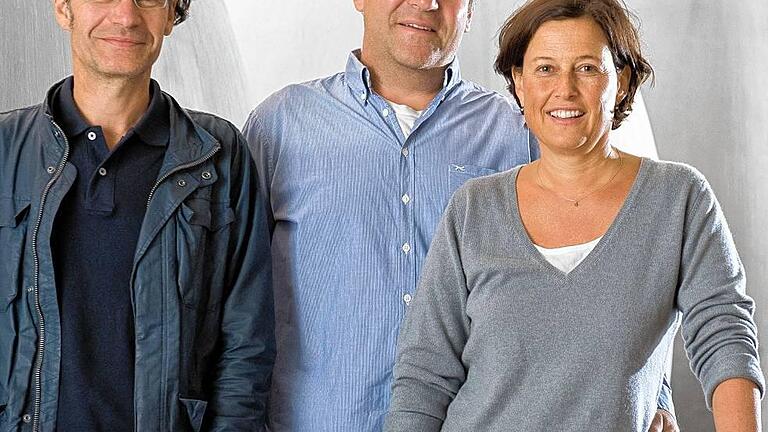 Neuer Weinkeller am Stein       -  Im Steinkeller: Ludwig und Sandra Knoll mit Architekt Manfred Ring.
