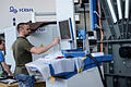 Koenig & Bauer Druckmaschinen       -  ARCHIV - KBA-Mitarbeiter justieren am 01.07.2014 in der Montage des Druckmaschinenherstellers Koenig & Bauer in Wuerzburg (Bayern) eine neue Digitaldruckmaschine. Am 24.03.2016 gibt das Unternehmen die Jahreszahlen 2015 bekannt. Foto: David Ebener/dpa +++(c) dpa - Bildfunk+++