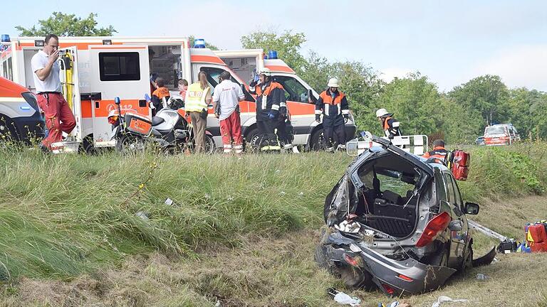 Sechs zum Teil Schwerverletzte mussten die Rettungskräfte auf der A3 bei Helmstadt (Lkr. Würzburg) bergen und versorgen. Ein Reifenplatzer an diesem Minivan war Ursache des Unfalls am Samstagmorgen. Sechs zum Teil Schwerverletzte mussten die Rettungskräfte auf der A3 bei Helmstadt (Lkr. Würzburg) bergen und versorgen. Ein Reifenplatzer an diesem Minivan war Ursache des Unfalls am Samstagmorgen.