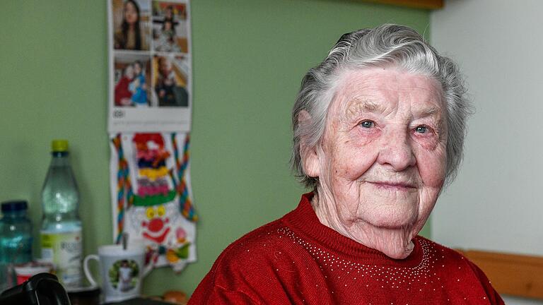 'Es ist wunderbar, das kann ich nicht anders sagen', sagt die 93-jährige Edeltraud Müller. Im Seniorenstift Juliusspital werde sie 'gut versorgt'. 'Es ist wunderbar, das kann ich nicht anders sagen', sagt die 93-jährige Edeltraud Müller. Im Seniorenstift Juliusspital werde sie 'gut versorgt'.