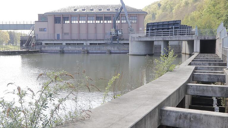 Die Fischtreppe (rechts im Bild) am Wasserkraftwerk in Rothenfels.