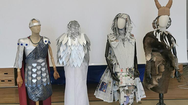 Cäsar, Kleopatra, Zeitungskleid und Wikinger – Kursleiterin Christine Gerber bastelte die Kostüme im Rahmen des Workshops 'Nachhaltige Faschingskostüme' der Fastnachtakademie in Kitzingen.