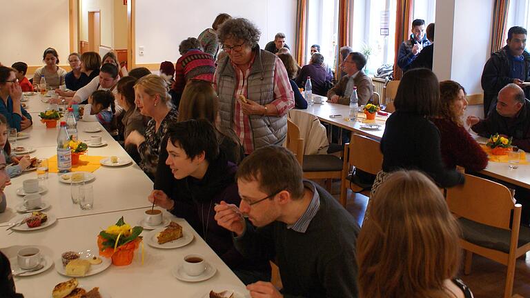 Begegnung beim Café International - hier noch am alten Treffpunkt im Pfarrheim St. Andreas. Begegnung beim Café International - hier noch am alten Treffpunkt im Pfarrheim St. Andreas.