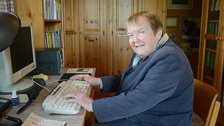 Gudrun Pausewang an ihrem Schreibtisch 2015: Jetzt ist die Autorin, die mit dem Buch 'Die Wolke' international bekannt wurde, im Alter von 91 Jahren in der Nähe von Bamberg gestorben.&nbsp;