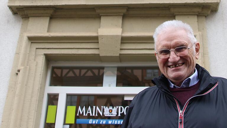 Bombenagriff auf Kitzingen: Zeitzeuge Günter Krauß steht 75 Jahre danach vor dem Haus, in dessen Luftschutzkeller er sich als Siebenjähriger retten konnte: die ehemalige Sparkasse, heute Main-Post, in der Luitpoldstraße. Bombenagriff auf Kitzingen: Zeitzeuge Günter Krauß steht 75 Jahre danach vor dem Haus, in dessen Luftschutzkeller er sich als Siebenjähriger retten konnte: die ehemalige Sparkasse, heute Main-Post, in der Luitpoldstraße.