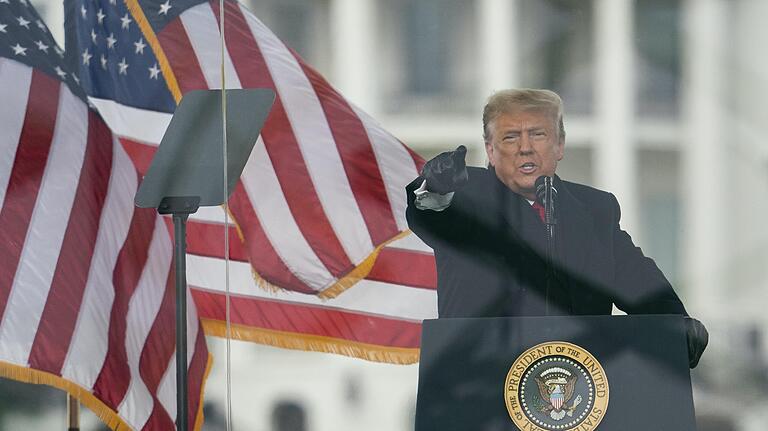 Kurz vor der Bestätigung der Ergebnisse der US-Präsidentenwahl hat Donald Trump seine haltlosen Behauptungen über Wahlbetrug bekräftigt. Kurz vor der Bestätigung der Ergebnisse der US-Präsidentenwahl hat Donald Trump seine haltlosen Behauptungen über Wahlbetrug bekräftigt.