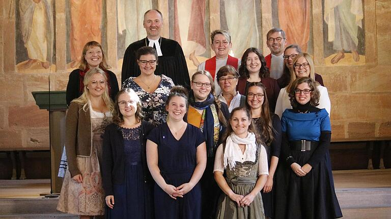 Zusammen mit zwölf weiteren jungen Frauen wurde am Sonntag Christina Studrucker (ganz rechts mit weißem Oberteil) als Diakonin eingesegnet. Die 25-Jährige ist seit 1. September die neue Dekanatsjugendreferentin im Evangelisch-Lutherischen Dekanat Bad Neustadt. Zusammen mit zwölf weiteren jungen Frauen wurde am Sonntag Christina Studrucker (ganz rechts mit weißem Oberteil) als Diakonin eingesegnet. Die 25-Jährige ist seit 1. September die neue Dekanatsjugendreferentin im Evangelisch-Lutherischen Dekanat Bad Neustadt.