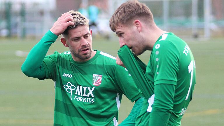 Kevin Steinmann (links) und der Torschütze Calvin Gehret rätseln über das 1:1 gegen Jahn Regensburg II. Der TSV Abtswind kam im ersten Bayernliga-Spiel des Jahres 2023 nach der Winterpause nicht über ein Unentschieden gegen die Reserve des Zweitligisten hinaus. Kevin Steinmann (links) und der Torschütze Calvin Gehret rätseln über das 1:1 gegen Jahn Regensburg II. Der TSV Abtswind kam im ersten Bayernliga-Spiel des Jahres 2023 nach der Winterpause nicht über ein Unentschieden gegen die Reserve des Zweitligisten hinaus.